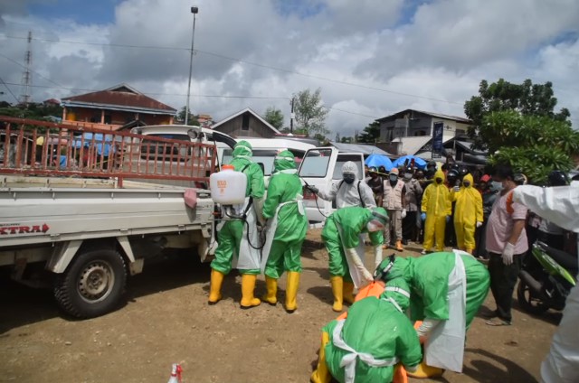 Seorang Pria Ditemukan Tak Bernyawa, Tim Medis Baubau Gunakan APD Evakuasi Korban Seorang Pria Ditemukan Tak Bernyawa, Tim Medis Baubau Gunakan APD Evakuasi Korban