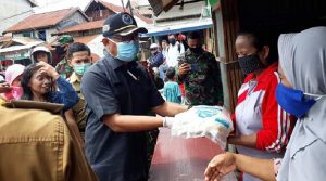 Sekda Baubau Salurkan Beras dan Masker di Pasar Wameo