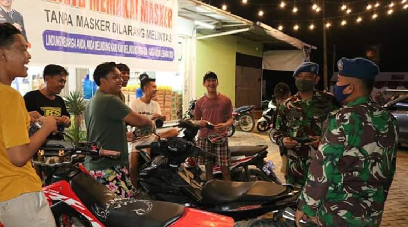 Anggota Lanud HLO Kendari Patroli Sosial Distancing