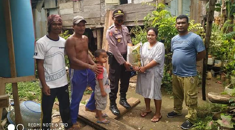 Polsek Pasarwajo Salurkan Beras Ke 127 KK Kurang Mampu Polsek Pasarwajo Salurkan Beras Ke 127 KK Kurang Mampu