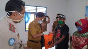 Bupati Serahkan  Bantuan Paket Ikan Ke Warga