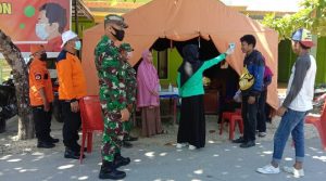 Satgas di Perbatasan Lasalimu Periksa Suhu Tubuh Warga