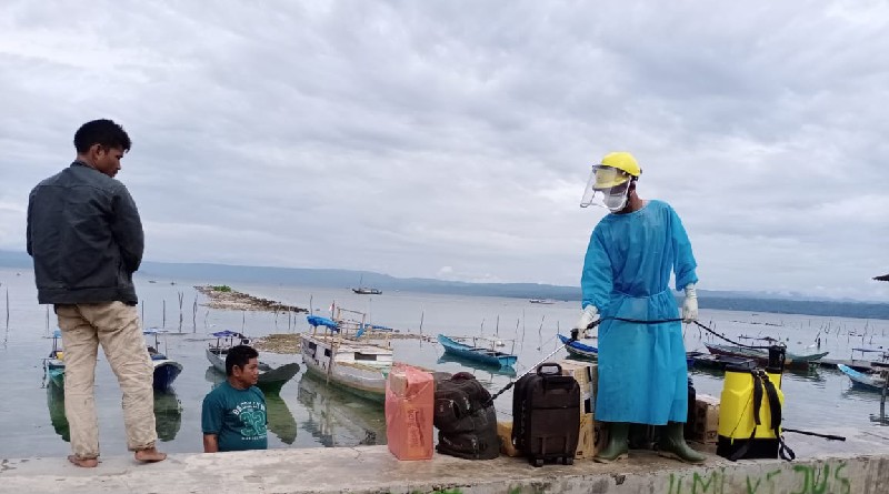 Mudik Gunakan Jonson, Babinsa dan Kapolsek Sampuabalo Cek Suhu Tubuh Warga Dari Sanana