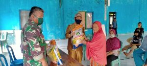 Anggota Koramil 1413-13 Lasalimu Kawal Pembagian Beras dan Masker Ke Warga