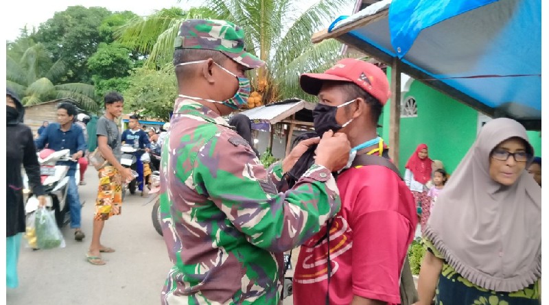 Anggota Koramil 1413-02/Pasarwajo Gandeng Alumni SMP 5 Bagikan Maker