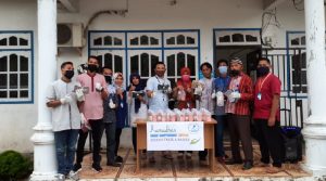 PD BPR Bahteramas Buton Bagi Ratusan Takjil dan Masker