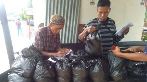 Kerukunan Keluarga Laporo (KKL) Bagi-Bagi Paket Sembako