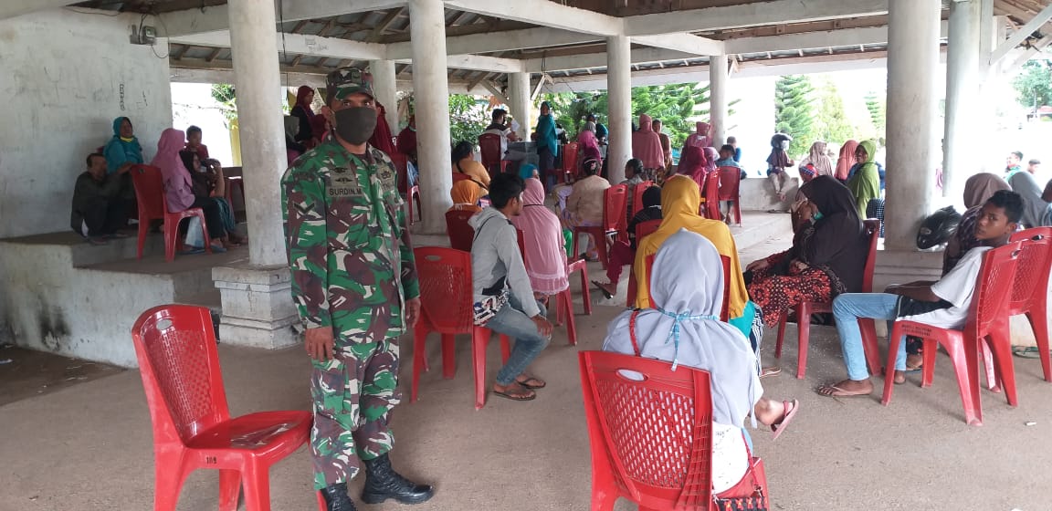 Babinsa Koramil 1413-02/Pasarwajo Ikut Pantau penyaluran Bansos dan BLT