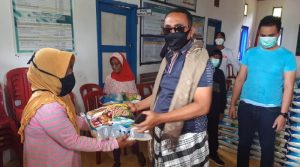 Peduli Warga Terdampak Covid-19, Umar Samiun Bagikan Sembako