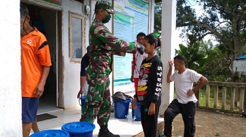 Kades Talaga Baru Dan Babinsa Koramil 1413-13/Lasalimu Bagikan Masker dan Ember