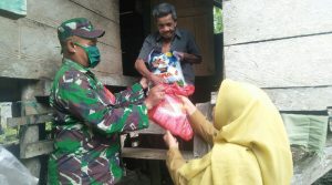 PT Wika Bitumen Dan Babinsa Koramil 1413-13/Lasalimu Bagikan Sembako