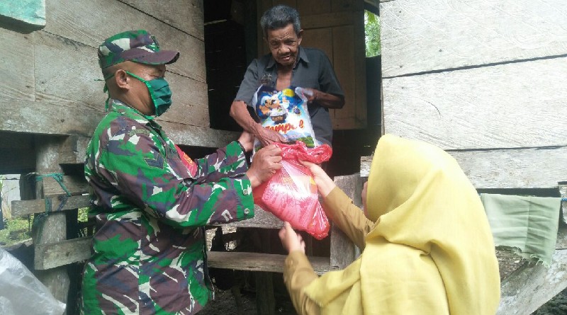 PT Wika Bitumen Dan Babinsa Koramil 1413-13/Lasalimu Bagikan Sembako