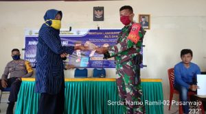 Babinsa Koramil 1413-02/Pasarwajo Pantau Penyaluran BLT