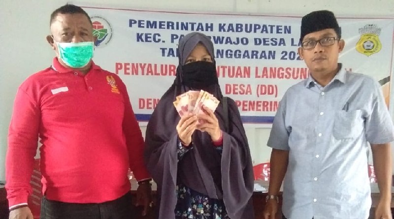 Pemdes Lapodi Salurkan BLT Tahap Pertama