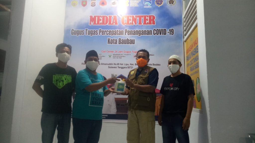 PWI Baubau Bagikan Bantuan Hand Sanitizer dan Takjil ke Warga