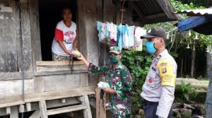 Babinsa Bersama Bhabinkabtimas Polsek Pasarwajo bagikan Masker Dan Sabun ke Warga Desa Mantowu
