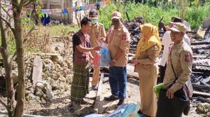 Dinsos salurkan Bantuan Kepada Korban Kebakaran Di Siomanuru