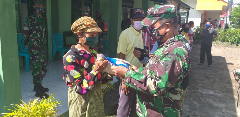 Koramil 1413-02/Pasarwajo Bagi - bagi Beras dan Masker