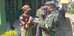 Koramil 1413-02/Pasarwajo Bagi – bagi Beras dan Masker
