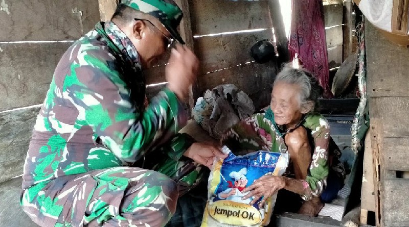 Koramil 1413-13/Lasalimu Bagikan Beras Dan Masker Door To door