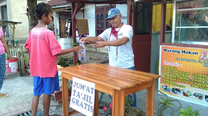 Pandemi Corona Bulan Ramadan Camat Pasarwajo Tetap Berbagi Takjil