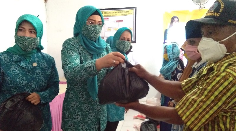 TP. PKK Buton Berikan Bantuan Sembako Kepada Warga Terdampak Covid-19