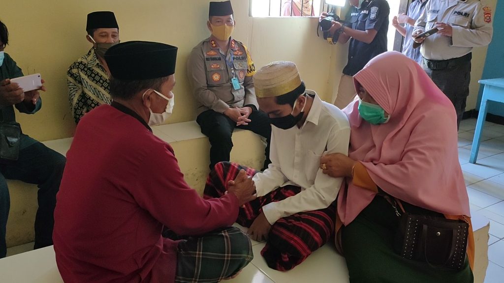 Seorang Tahanan Menikah Di Ruang Besuk Tahanan Polres Baubau Seorang Tahanan Menikah Di Ruang Besuk Tahanan Polres Baubau