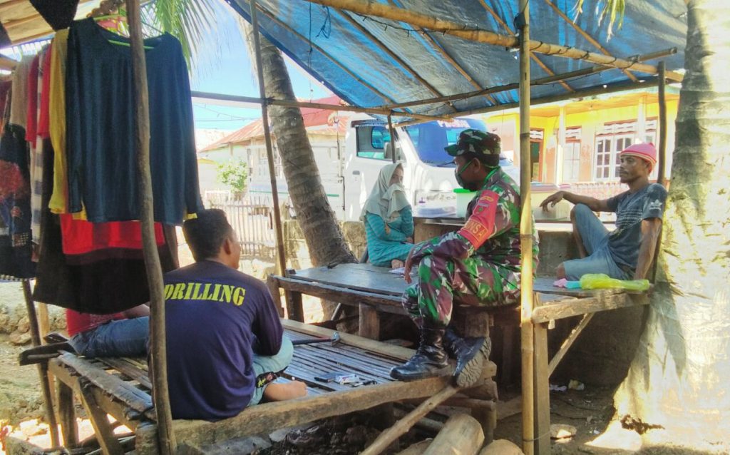 Cegah Covid-19 Babinsa Komsos Ajak Warga Hidup Bersih