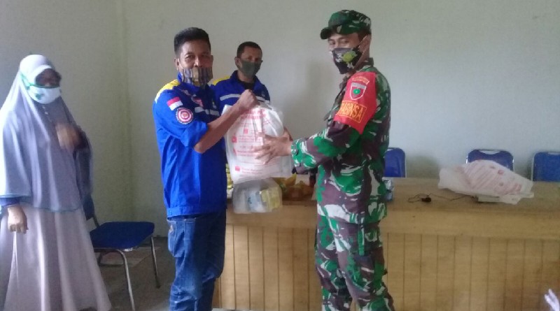 Babinsa Pantau Pembagian 215 paket sembako dari Provinsi Sultra