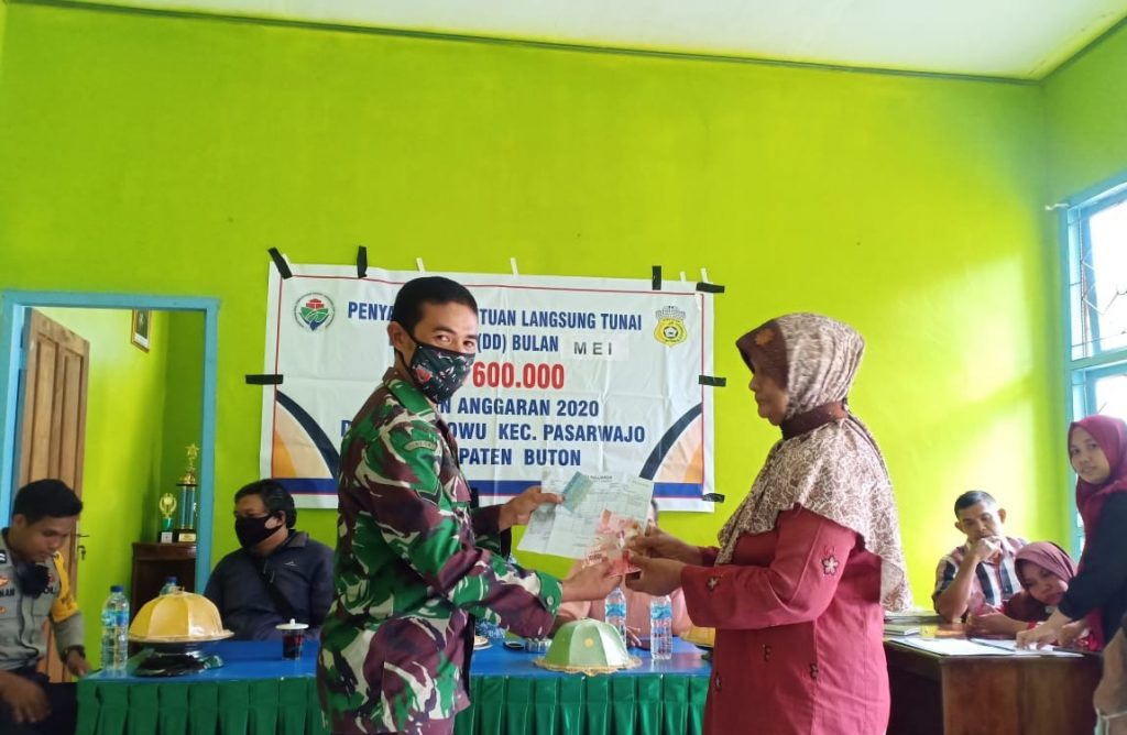 Babinsa Pantau Penyaluran BLT Desa Montowu