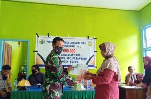 Babinsa Pantau Penyaluran BLT Desa Montowu