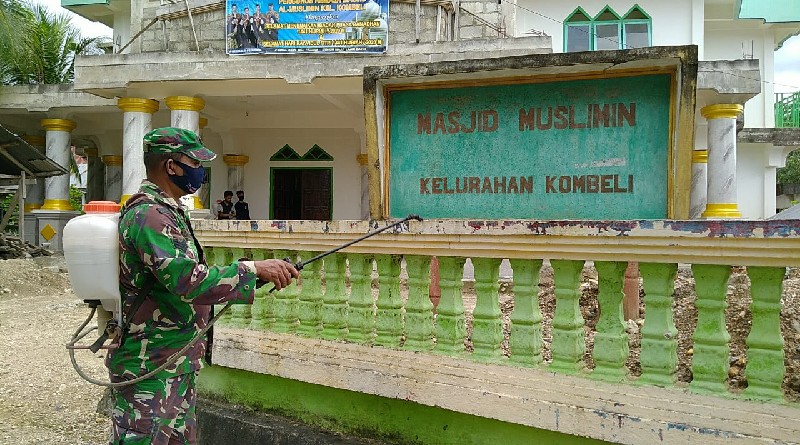 Persiapan New Normal, Babinsa dan Relawan Kombeli Lakukan Penyemprotan Disinfektan