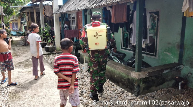 Anggota TNI - Polri Lakukan Penyemprotan Disinfektan di Kelurahan Pasarwajo