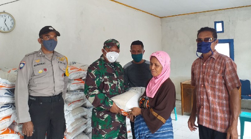 Babinsa dan Bhabinkamtibmas pantau penyaluran bantuan beras Desa Kumbewaha