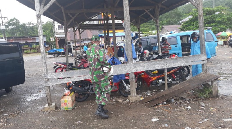 New Normal, Personil Koramil 1413-02/Pasarwajo Lakukan Pemantauan dan Sosialisasi