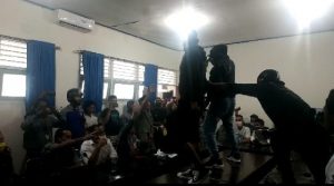Lagi, Demo Pembentukan Pansus Ijazah Palsu Bupati Busel Berlangsung Ricuh