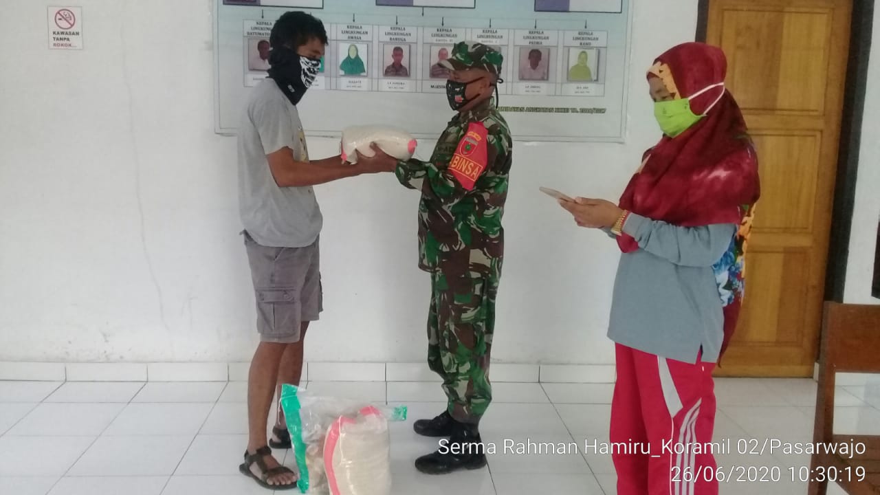 Lurah Dan Babinsa Salurkan Bantuan Sembako kepada Keluarga pasien covid-19