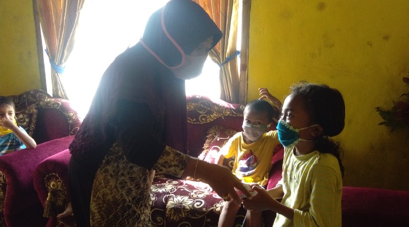 Kasek TK Pembina di Buton Kunjungi Siswa Beri Motivasi Belajar di Rumah