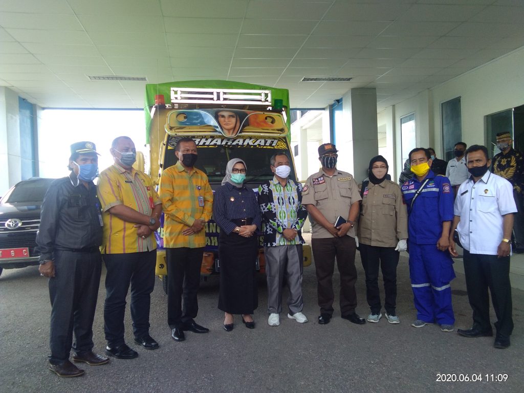 Gubernur Sultra Salurkan 4946 Paket Sembako di Buton, 718 untuk Honorer