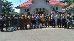 Dua Warga Corona, Muspika Kecamatan Pasarwajo Lakukan Penyemprotan Disinfektan