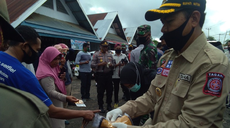 Cegah Corona, Forkopimda Buton Kembali Bagikan Masker di Pasar