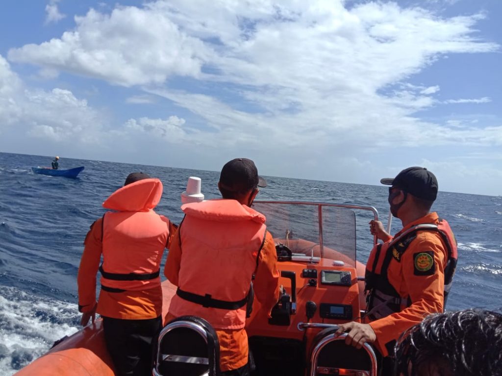 Kapal Tenggelam Diperairan Wakatobi, 2 Nelayan Ditemukan Selamat sedangkan 5 Nelayan Dilaporkan Hilang Kapal Tenggelam Diperairan Wakatobi, 2 Nelayan Ditemukan Selamat sedangkan 5 Nelayan Dilaporkan Hilang