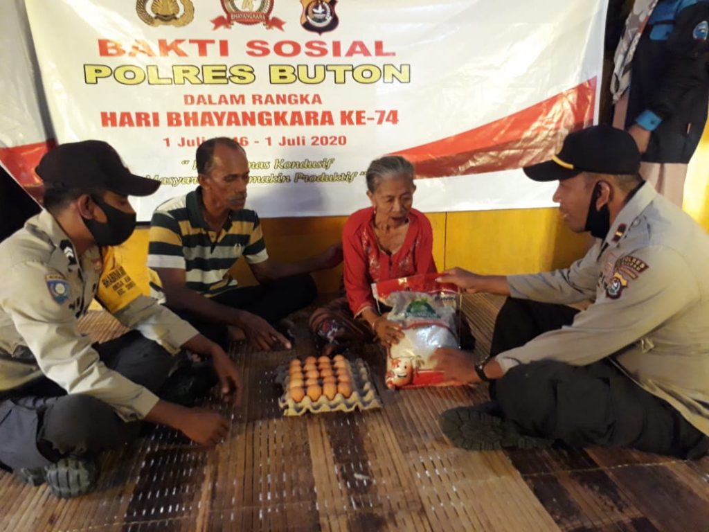 Peringati Hari Bhayangkara, Polsek Siompu Berikan Bantuan Kepada para Lansia