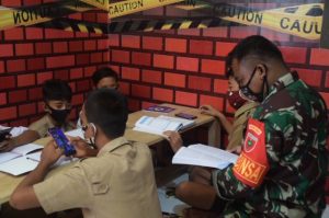 Anggota Polres Baubau dan TNI Kodim 1413 Buton Ubah Pos Jaga Buru tindak Jadi Ruang Belajar Daring