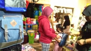 Meski Pandemi, Orang Tua Siswa Tetap Semangat Membeli Keperluan Sekolah