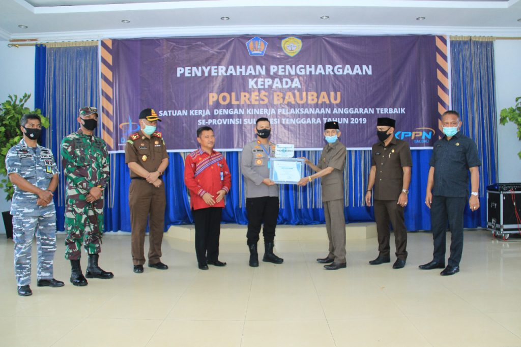Polres Baubau Terima Penghargaan Pelaksanaan Anggaran Terbaik se Sultra Polres Baubau Terima Penghargaan Pelaksanaan Anggaran Terbaik se Sultra