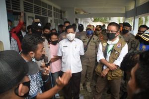 Janggal Penetapan Status Pasien Covid, Sekelompok Pemuda Berunjuk Rasa di Kantor Satgas Covid Baubau