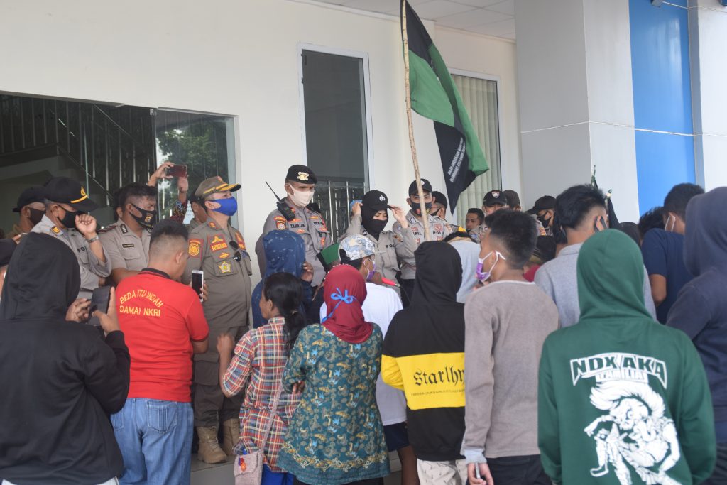 Puluhan Anggota HMI Berunjuk Rasa di Kantor Pemkab Buton