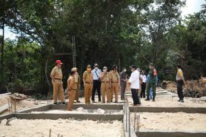 Kunker di Lasalimu, Bupati Buton Tinjau Pembangunan Puskesmas dan Pasar