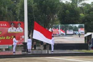 Usai Upacara HUT ke75 RI, Gubernur Sultra Bagikan 500 Paket Sembako